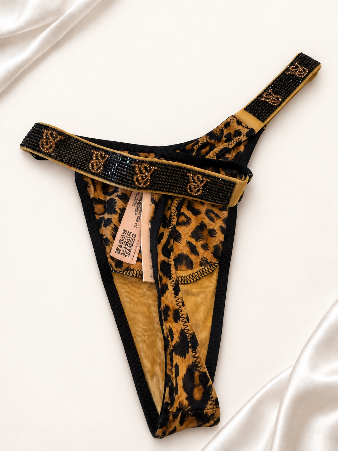 Panti V'S Animal Print con Tiras Logo Brillantes, vista dorsal sobre fondo marfil