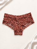 Panti de encaje con animal print en tonos salmón y marrón, vista posterior sobre fondo marfil