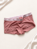 Panti Bóxer V'S Rosa Viejo con Cintura Elástica Logo, vista única sobre fondo marfil