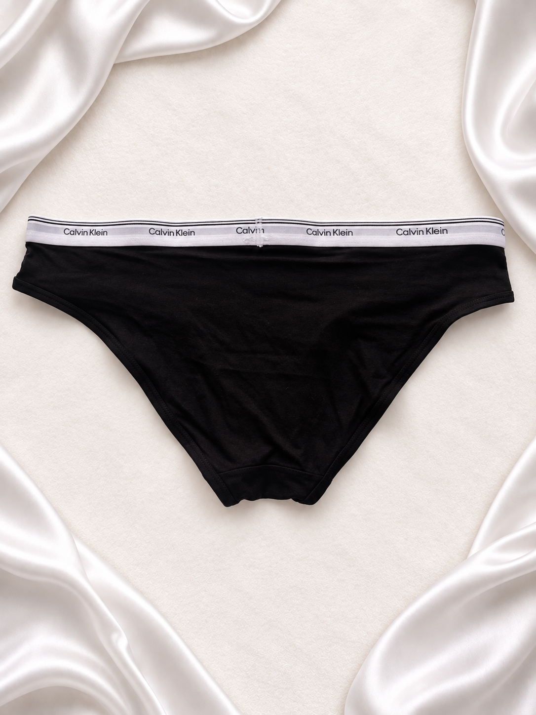 Panti Calvin Klein negro, vista posterior