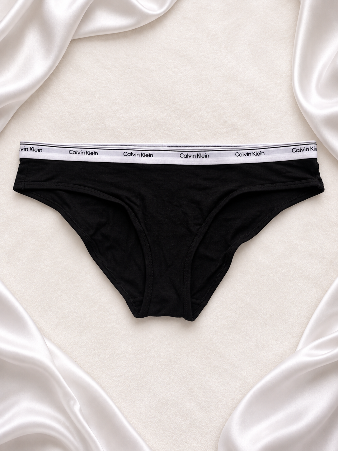 Panti Calvin Klein negro, vista frontal