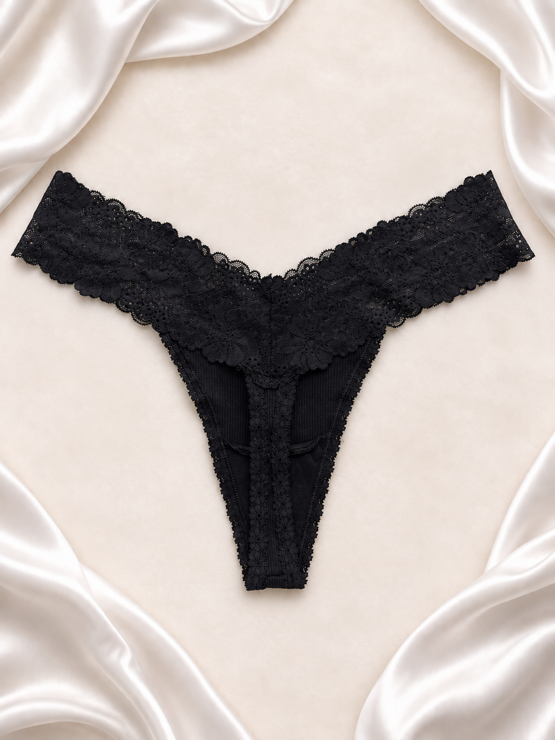Panti V'S de encaje negro, vista trasera