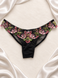 Panti negro con encaje floral, vista frontal