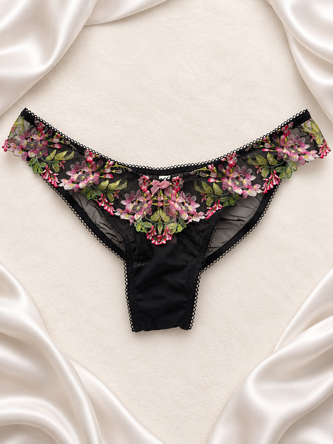 Panti negro con encaje floral, vista frontal