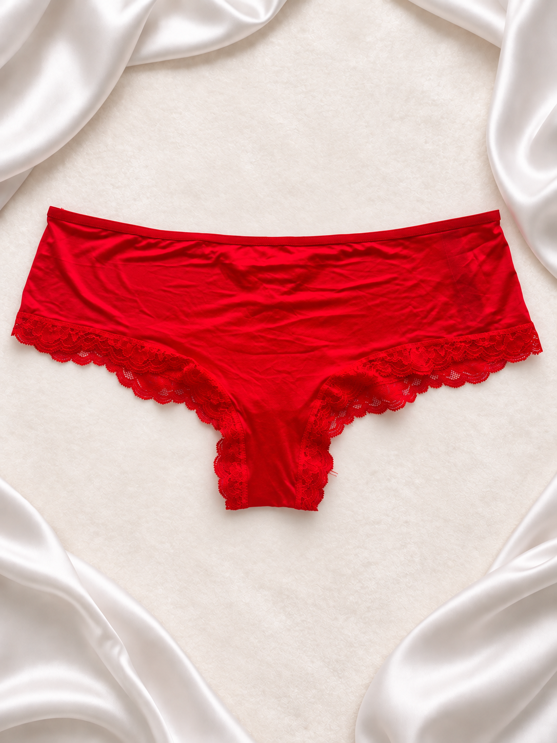 Panti rojo de encaje, vista posterior