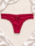 Panti rojo de encaje floral, vista frontal