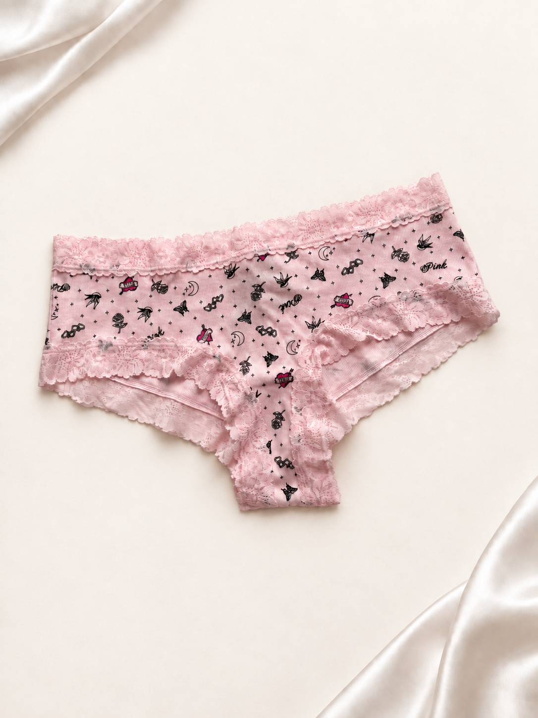 Panti V'S Rosa con Estampado Mini y Encaje, vista frontal sobre fondo marfil