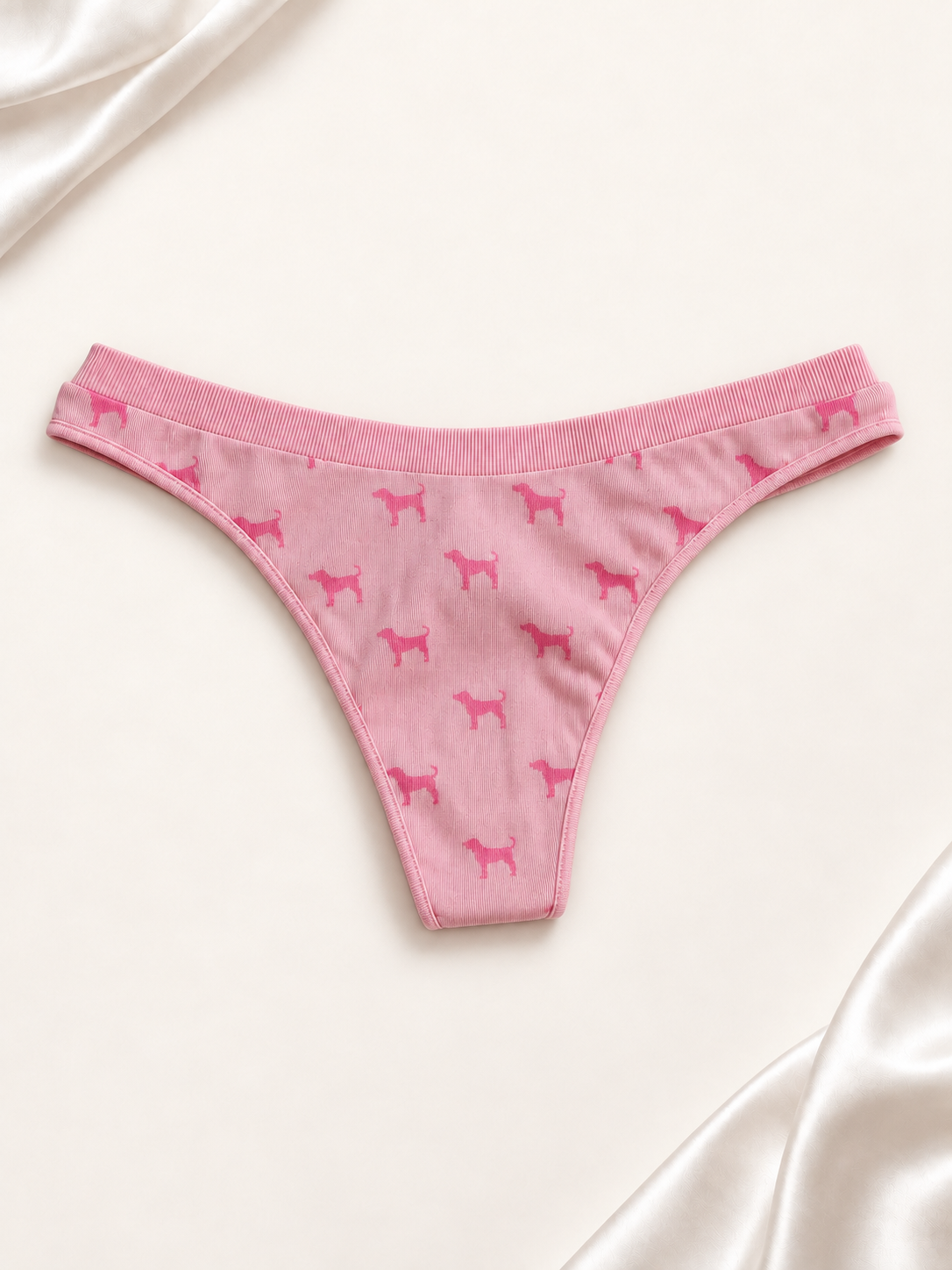 Panti V'S Rosa con Estampado Signature PINK, vista frontal sobre fondo marfil