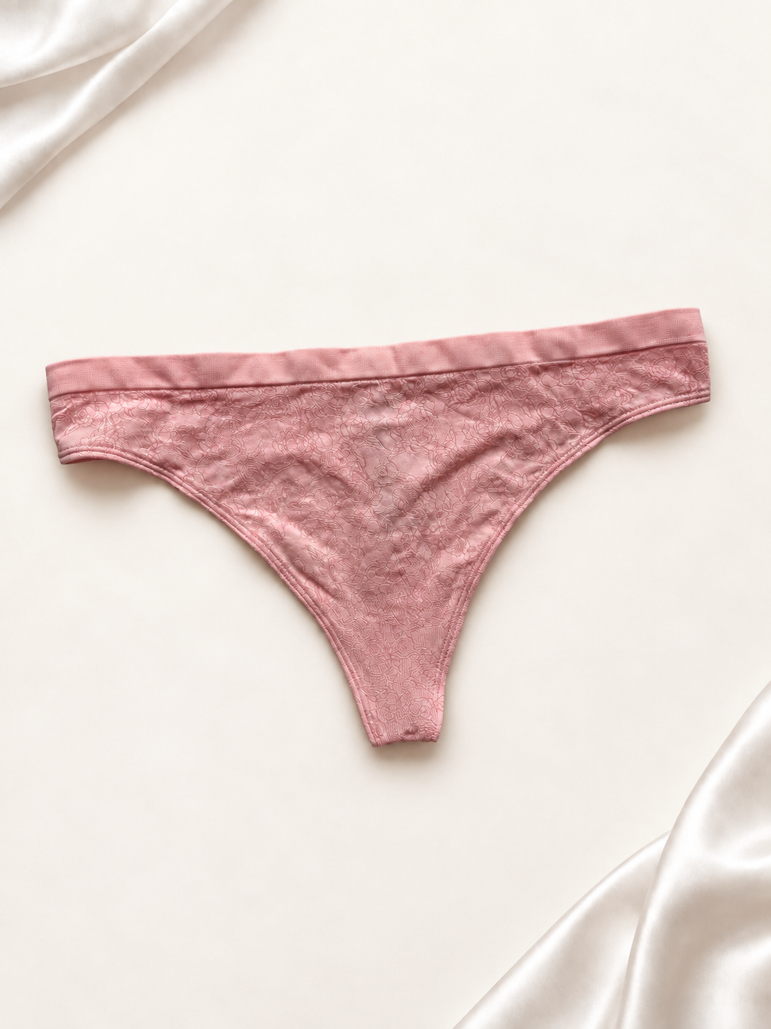 Panti V'S Rosa con Textura Floral, vista frontal sobre fondo marfil
