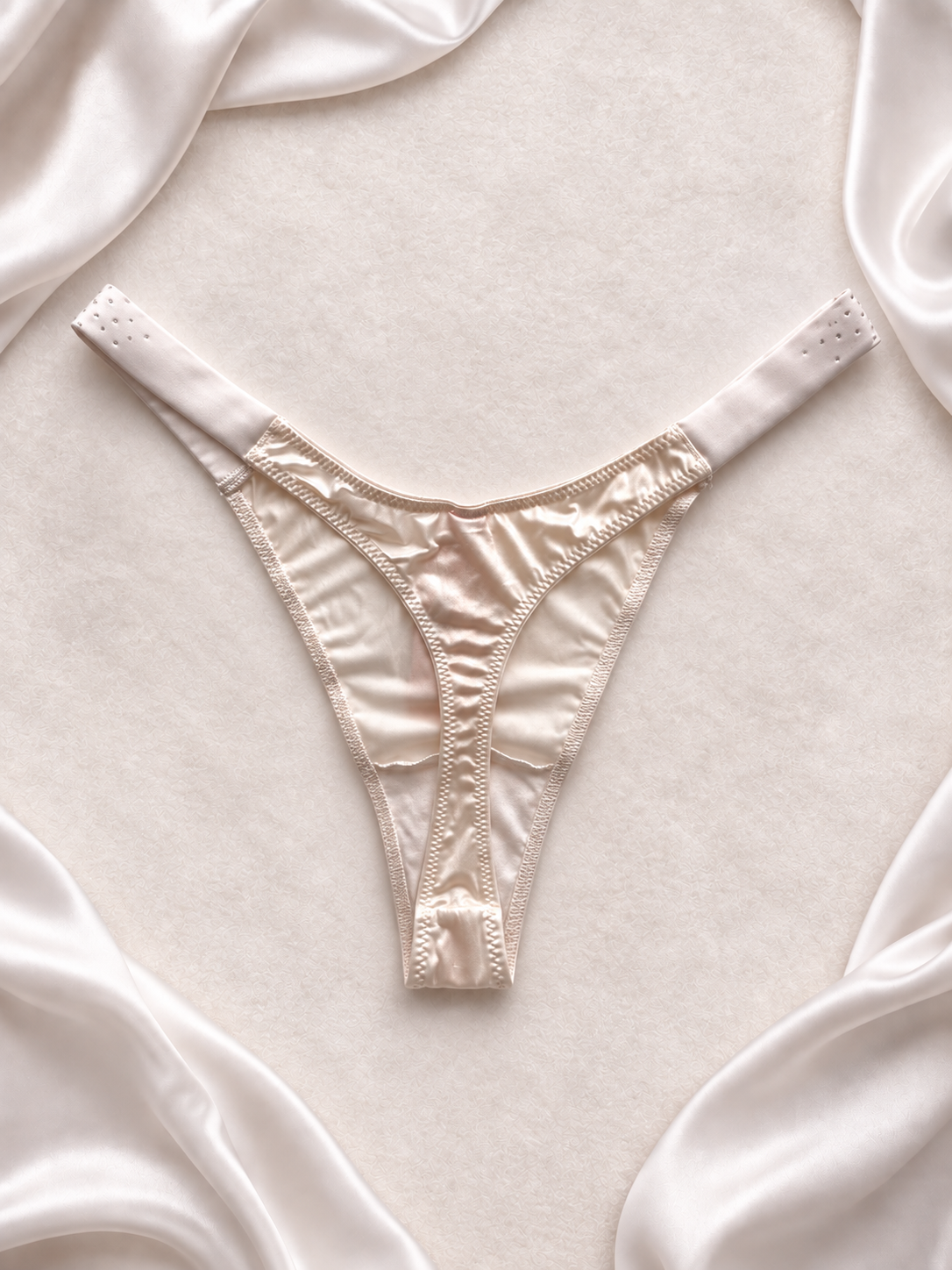 Panti V'S Satinado con Tiras de Strass Blanco, vista posterior