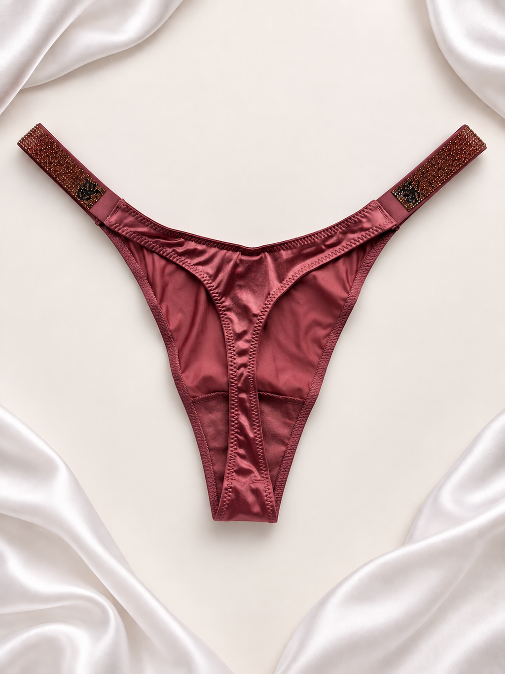 Panti V'S Satinado con Tiras de Strass Bordó, vista posterior