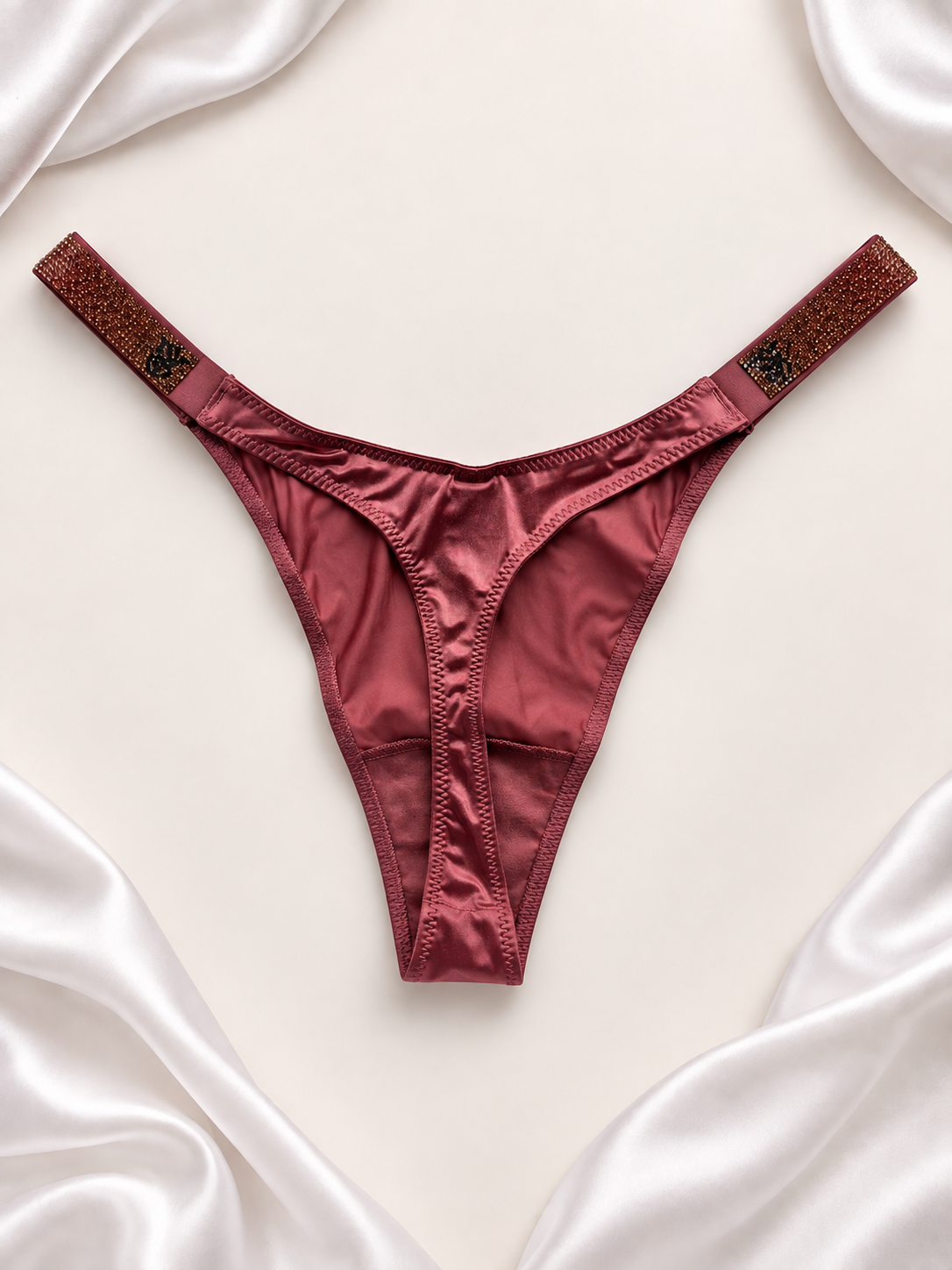 Panti V'S Satinado con Tiras de Strass Bordó, vista posterior