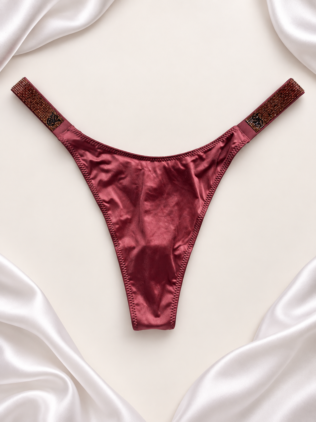 Panti V'S Satinado con Tiras de Strass Bordó, vista frontal