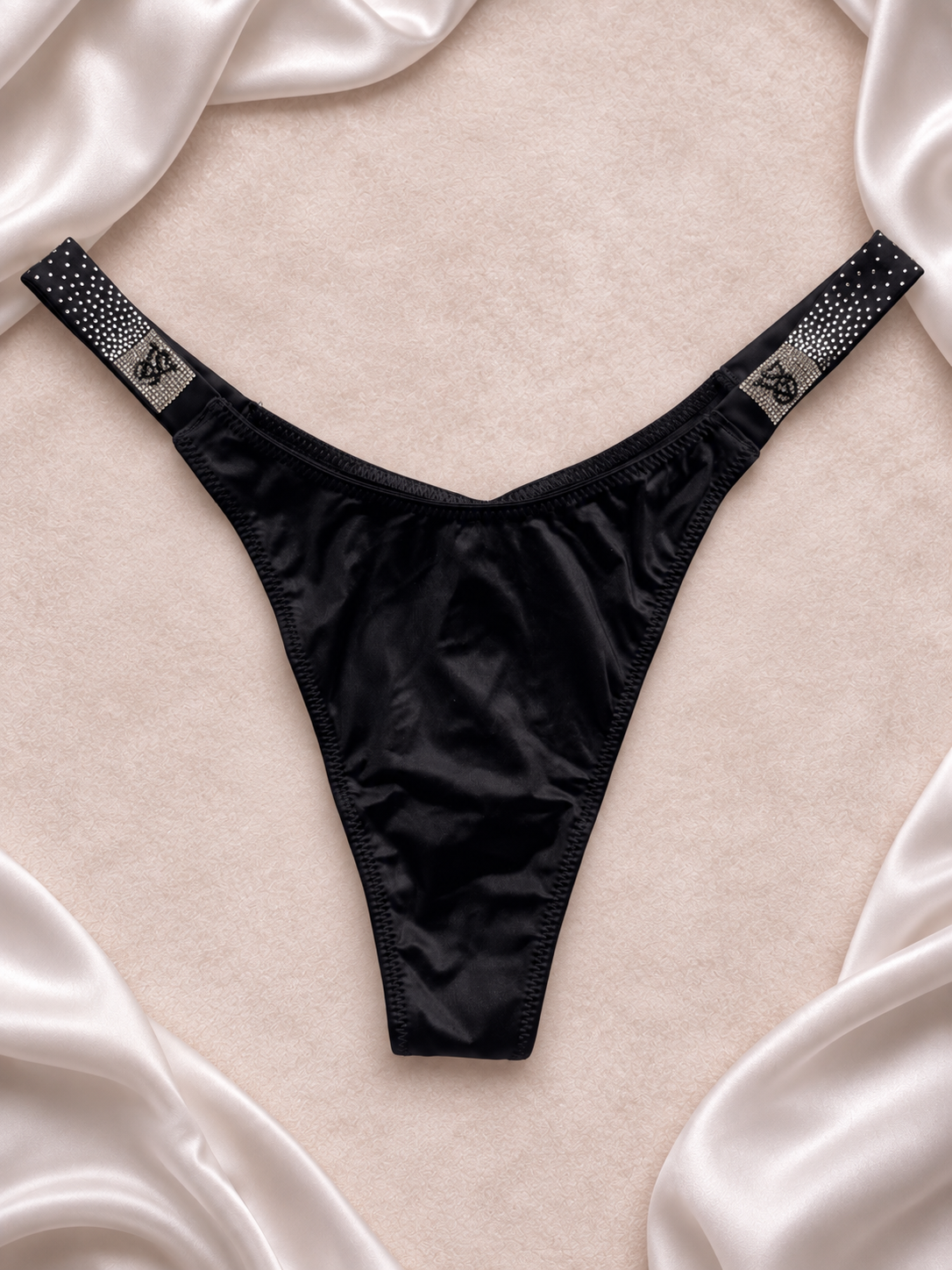 Panti V'S Satinado con Tiras de Strass Negro, vista frontal