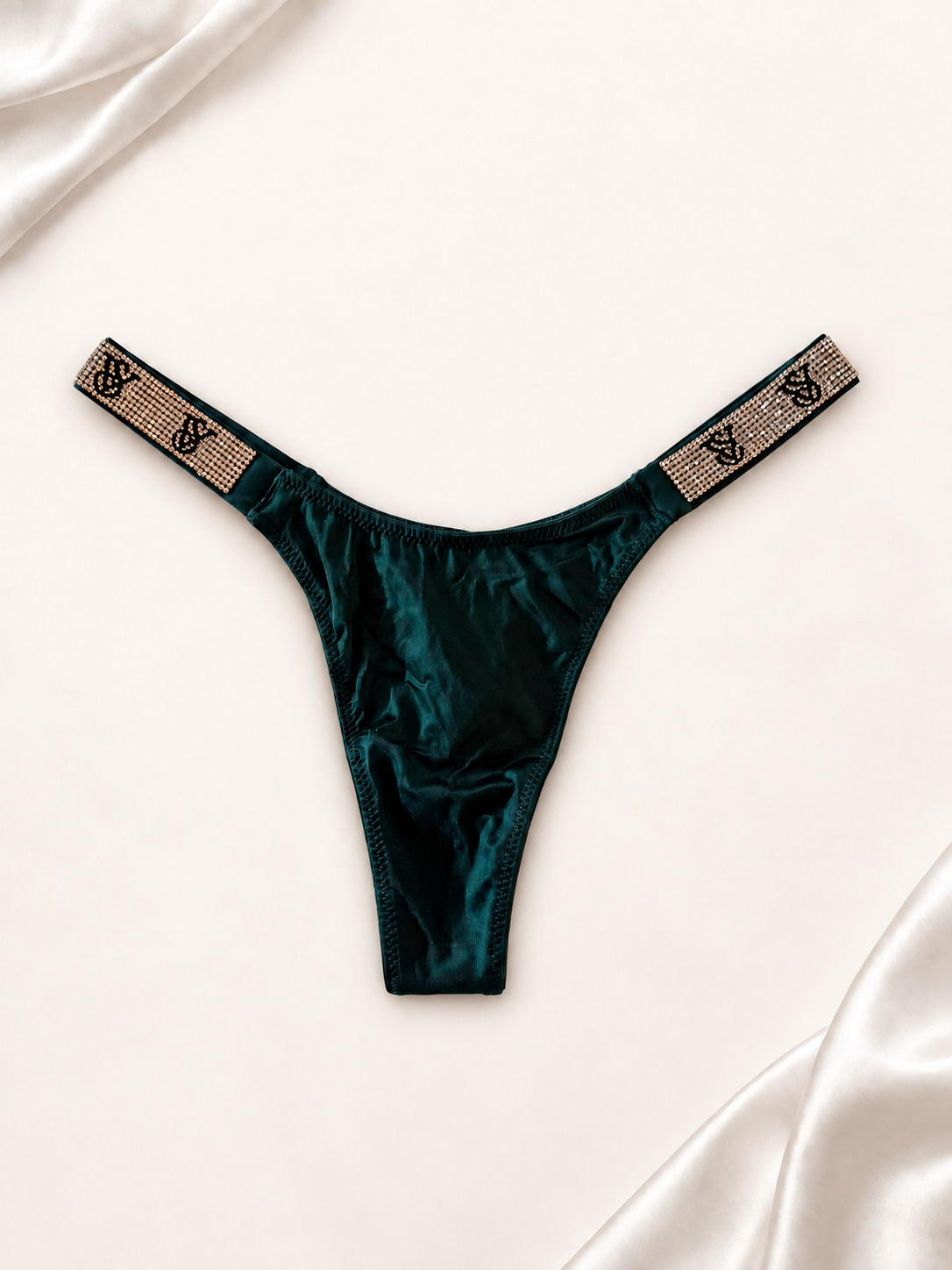 Panti V'S Verde Satinada con Tiras de Strass Verde, vista frontal sobre fondo marfil