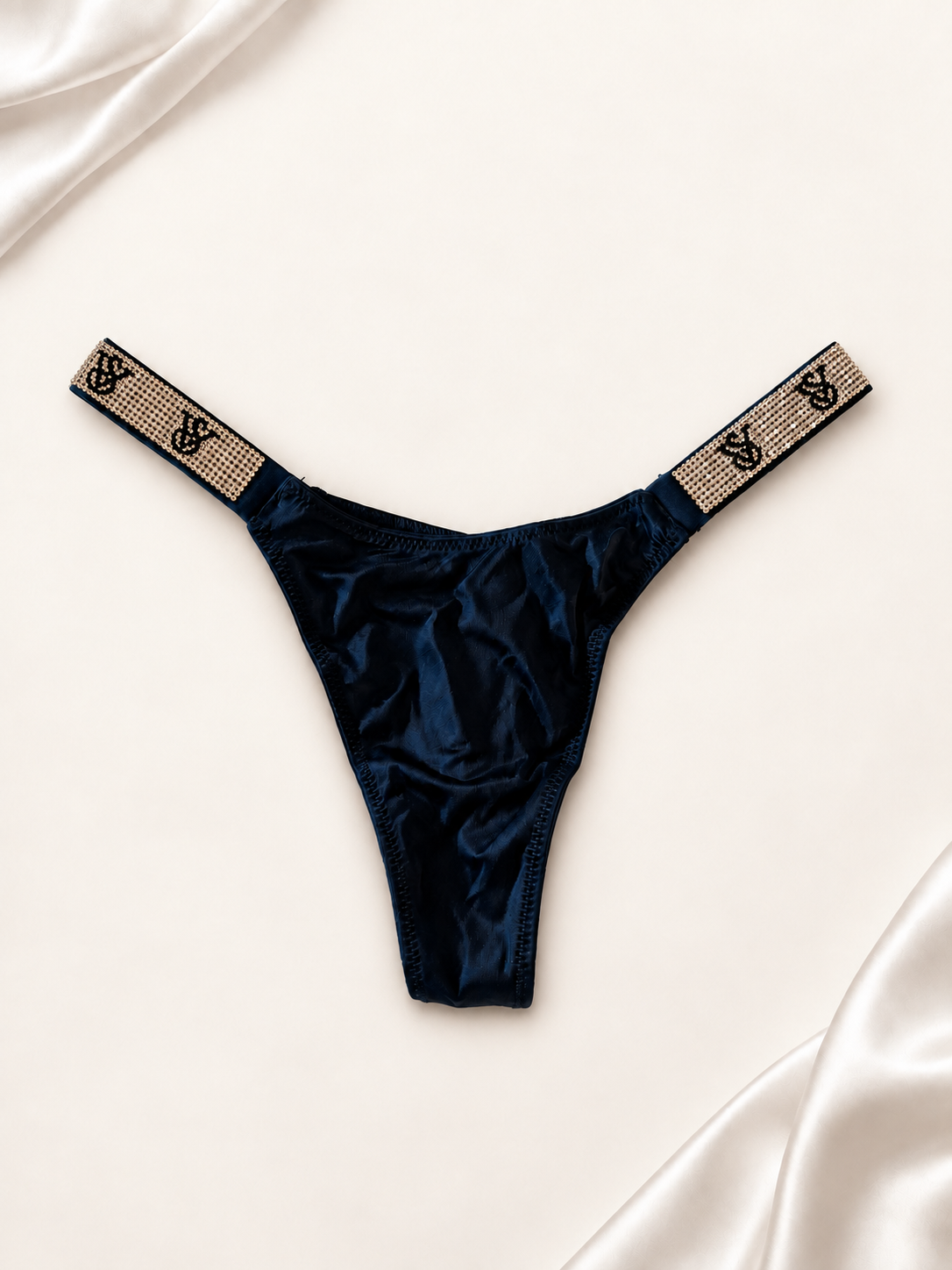 Panti V'S Verde Satinada con Tiras de Strass Azul, vista frontal sobre fondo marfil