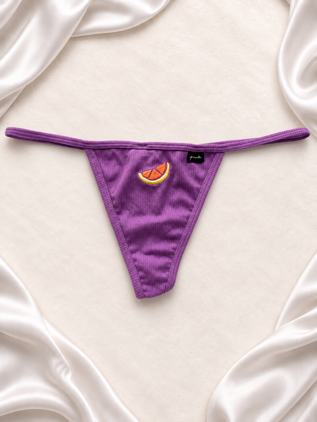 Panti violeta con aplique de fruta, vista frontal