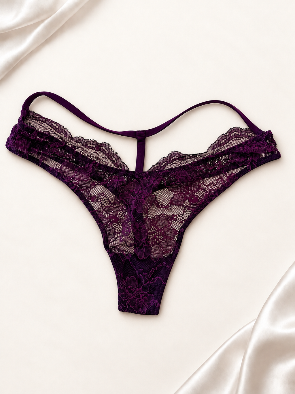 Panti V'S de Encaje Violeta con Tira de Strass, vista dorsal sobre fondo marfil