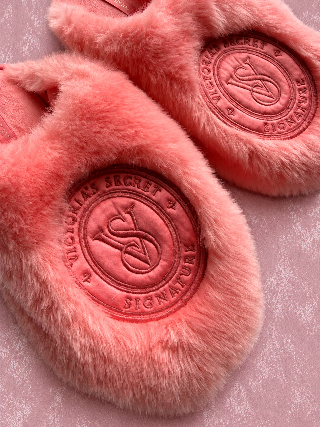 Pantuflas V's Signature Plush Rosa — vista 2