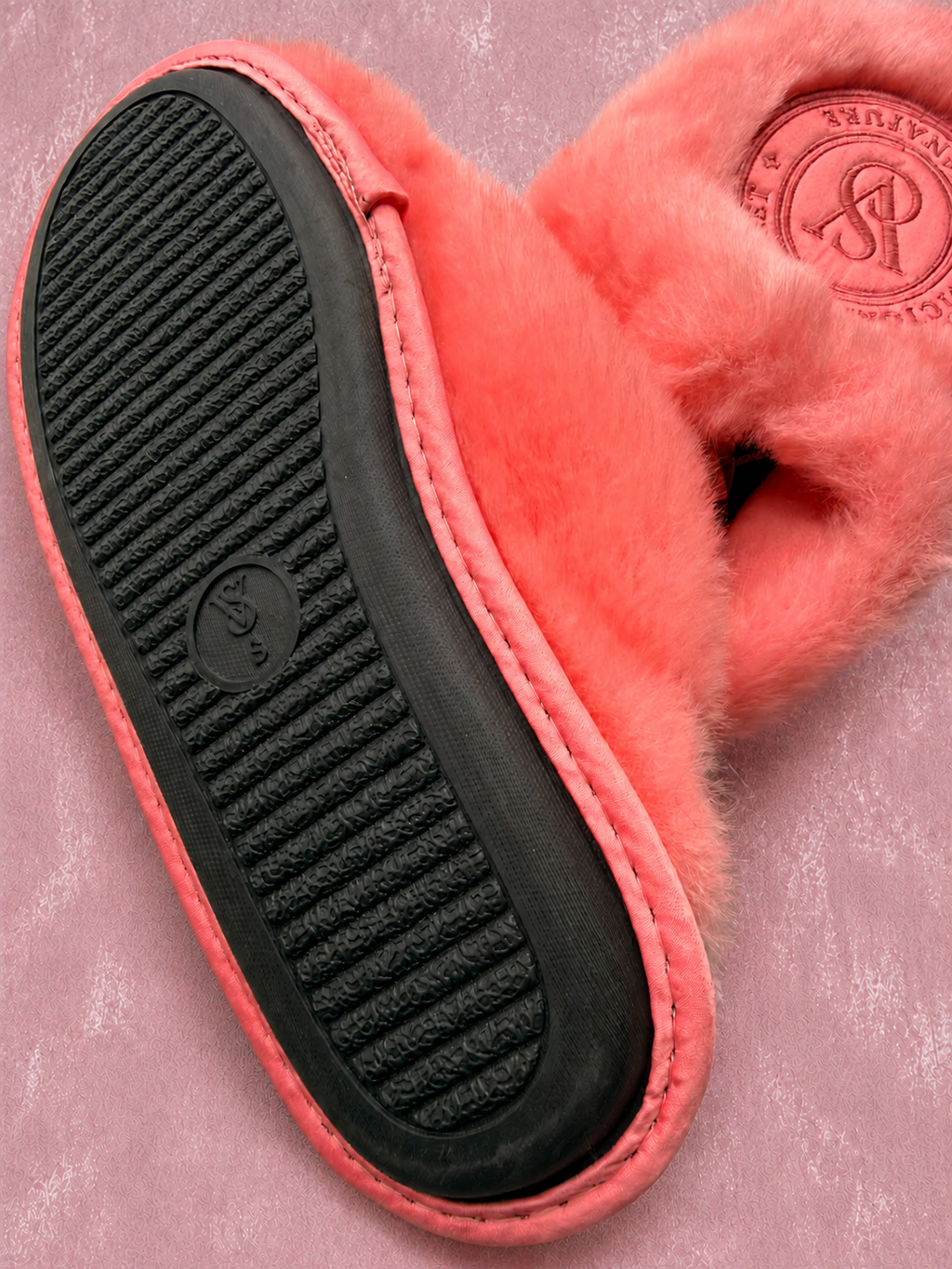 Pantuflas V's Signature Plush Rosa — vista 3