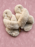 Pantuflas Plush Cruzadas Beige Ultra Suaves — vista 1