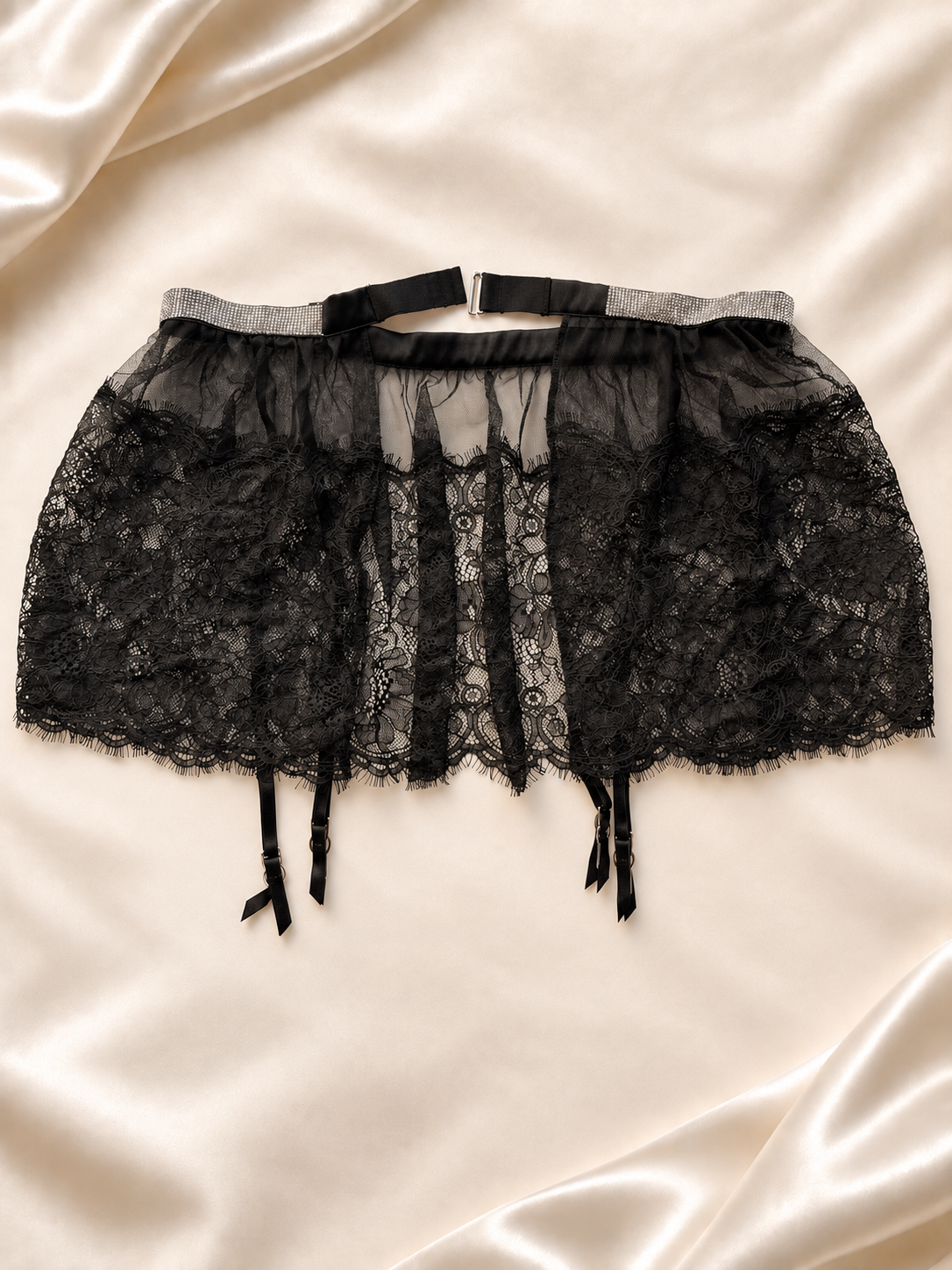Pollera negra de encaje con cintura brillante y portaligas, vista posterior