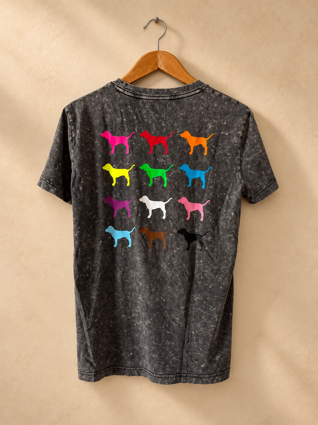 Dorso de Remera PINK Gris Oscura con Perritos de Colores sobre fondo piedra cálida
