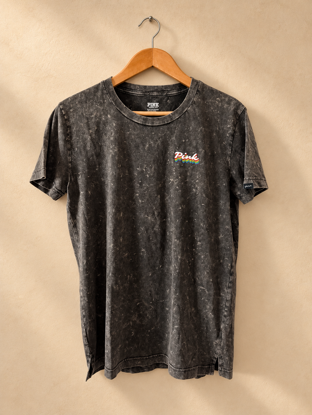 Frente de Remera PINK Gris Oscura con Perritos de Colores sobre fondo piedra cálida