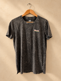 Frente de Remera PINK Gris Oscura con Perritos de Colores sobre fondo piedra cálida