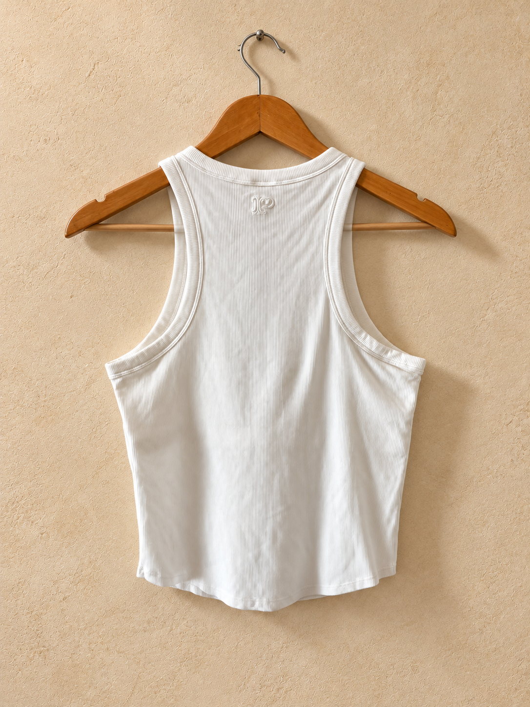 Dorso de Musculosa PINK Blanca Acanalada sobre fondo piedra cálida