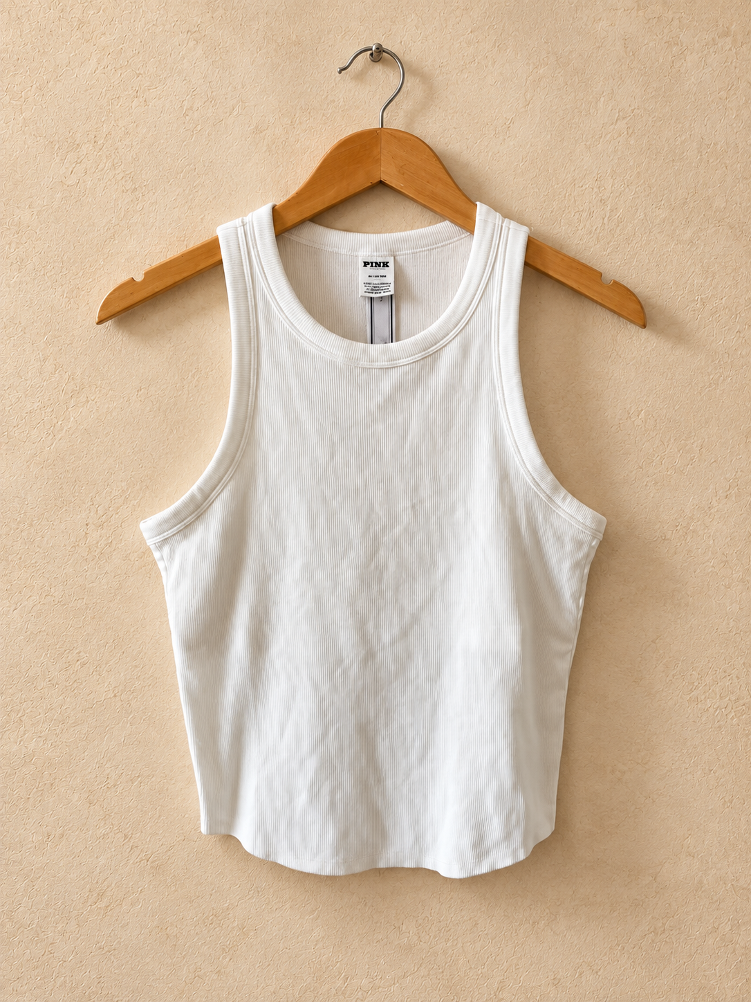 Frente de Musculosa PINK Blanca Acanalada sobre fondo piedra cálida