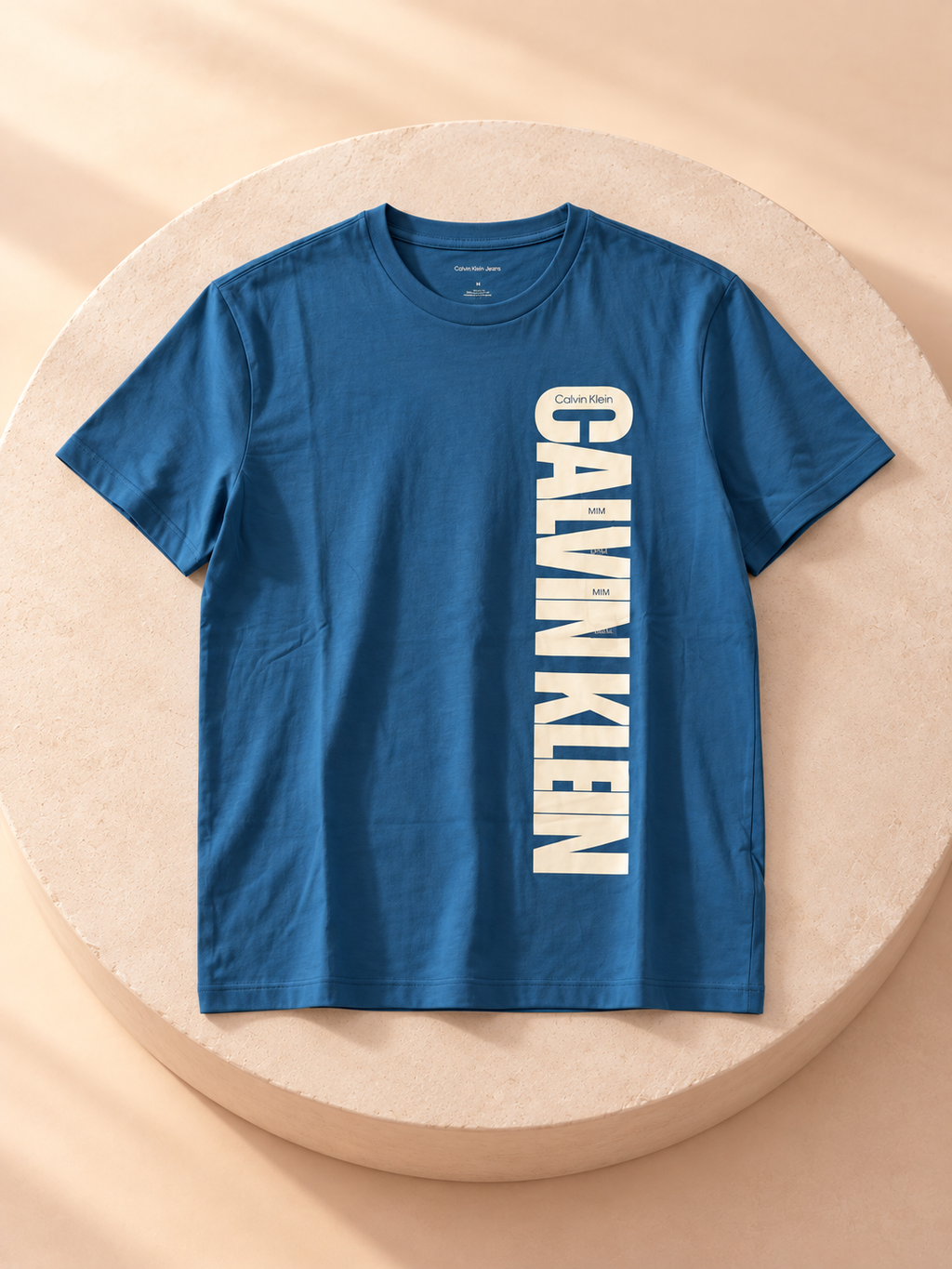 Remera Calvin Klein azul con logo vertical, vista completa