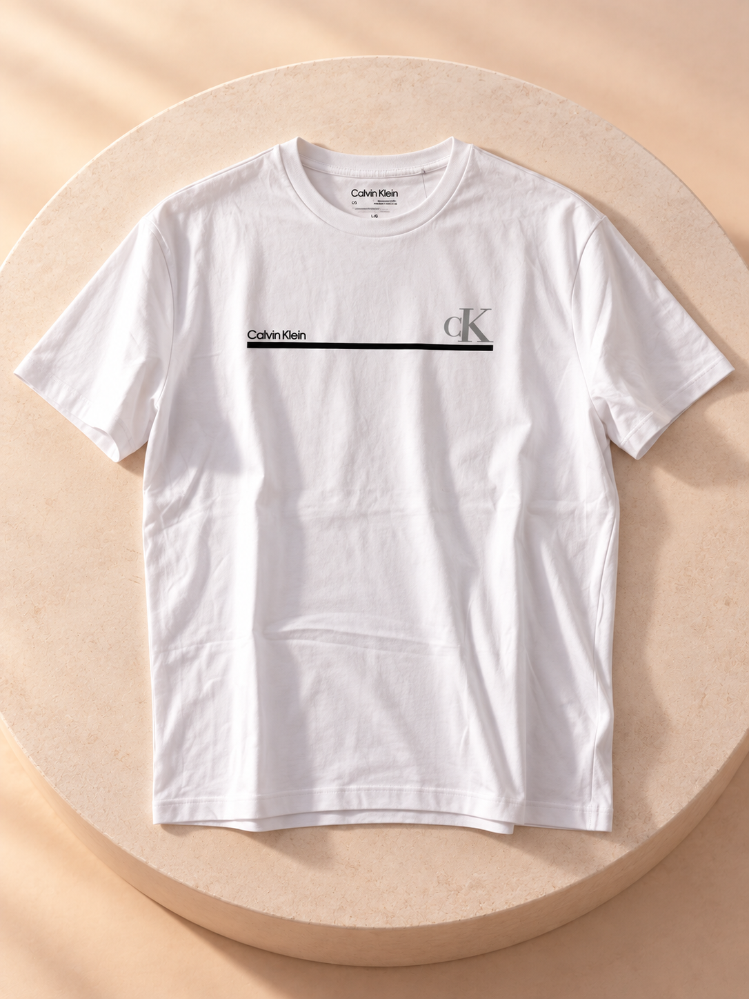 Remera Calvin Klein blanca con línea y logo CK, vista completa