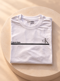 Remera Calvin Klein blanca con línea y logo CK, vista plegada
