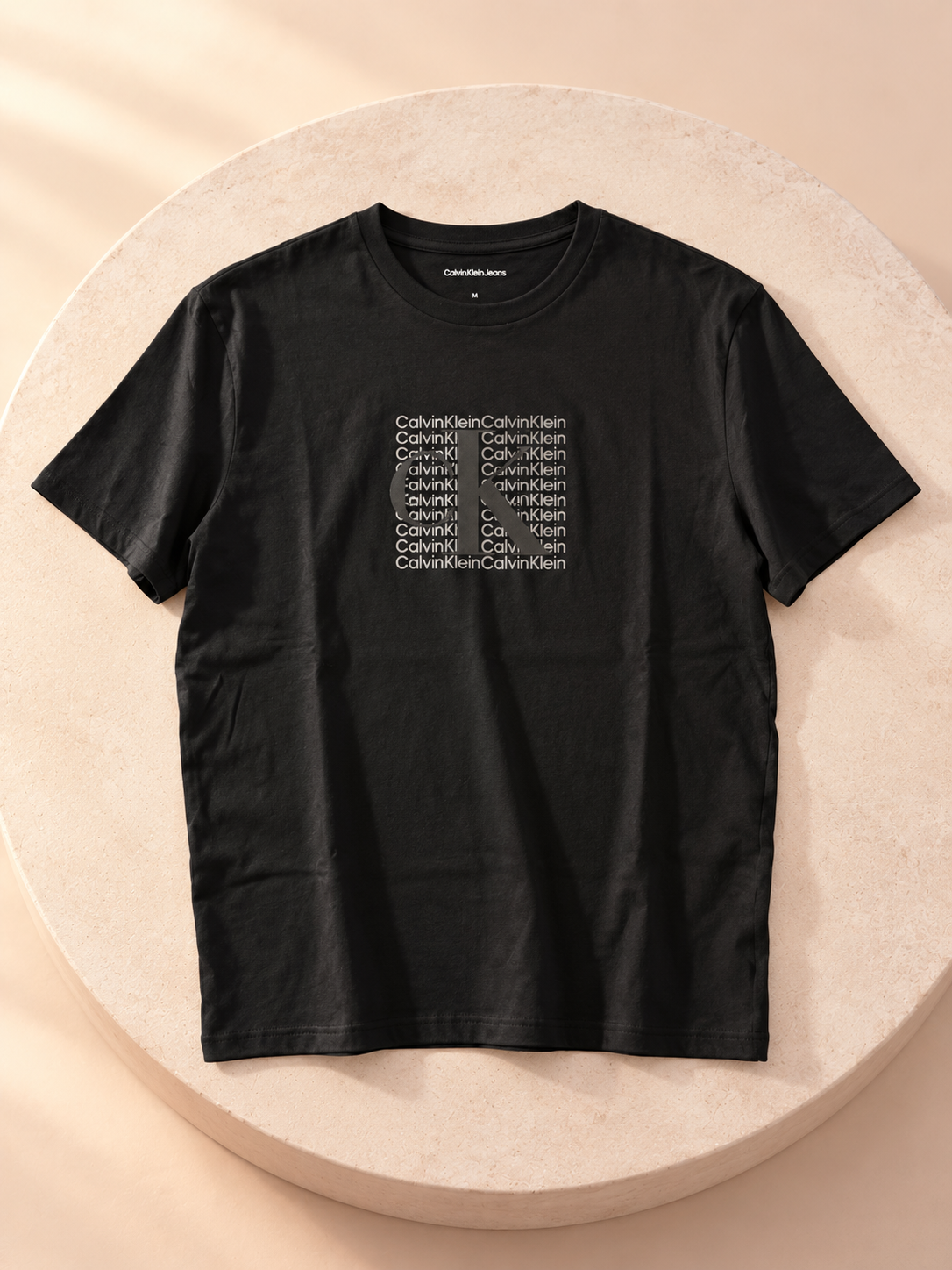 Remera Calvin Klein negra con estampa CK, vista completa
