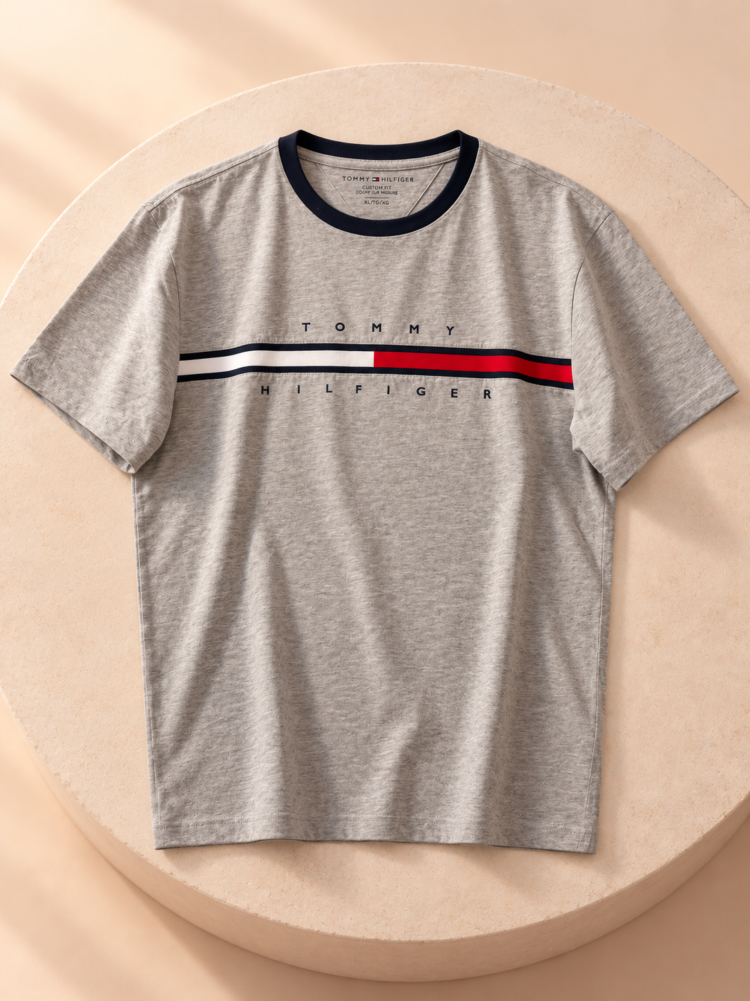 Remera Tommy Hilfiger gris con banda, vista completa