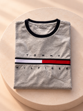 Remera Tommy Hilfiger gris con banda, vista plegada