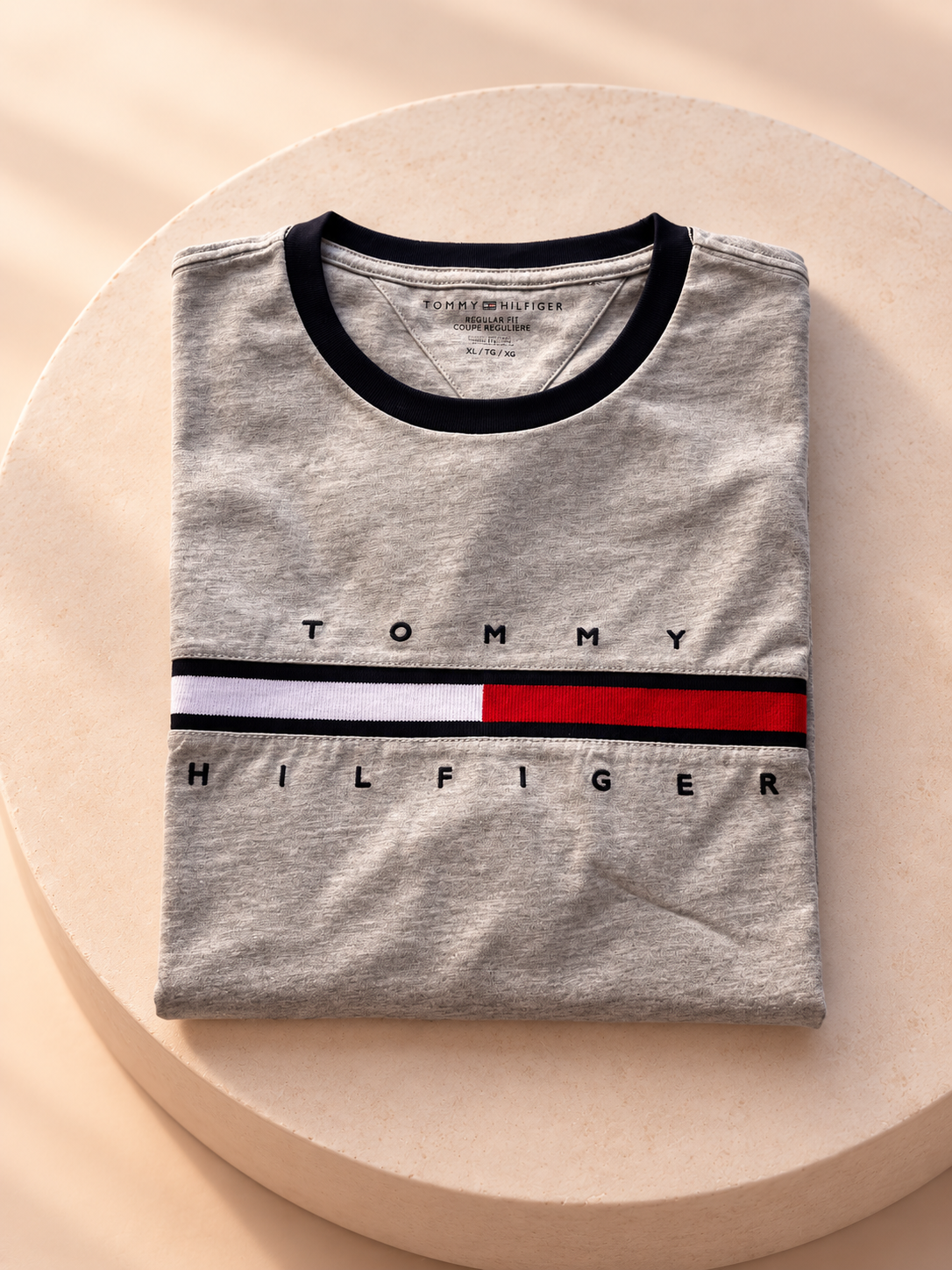 Remera Tommy Hilfiger gris con banda, vista plegada