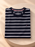 Remera Tommy Hilfiger rayada azul marino, vista plegada