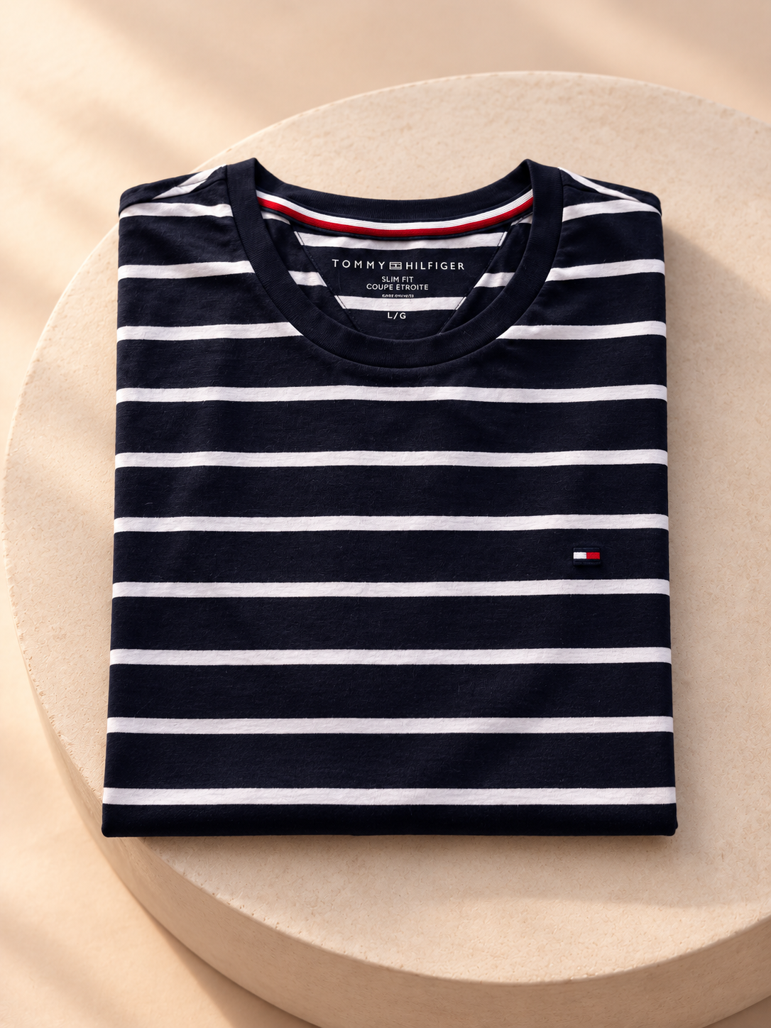 Remera Tommy Hilfiger rayada azul marino, vista plegada