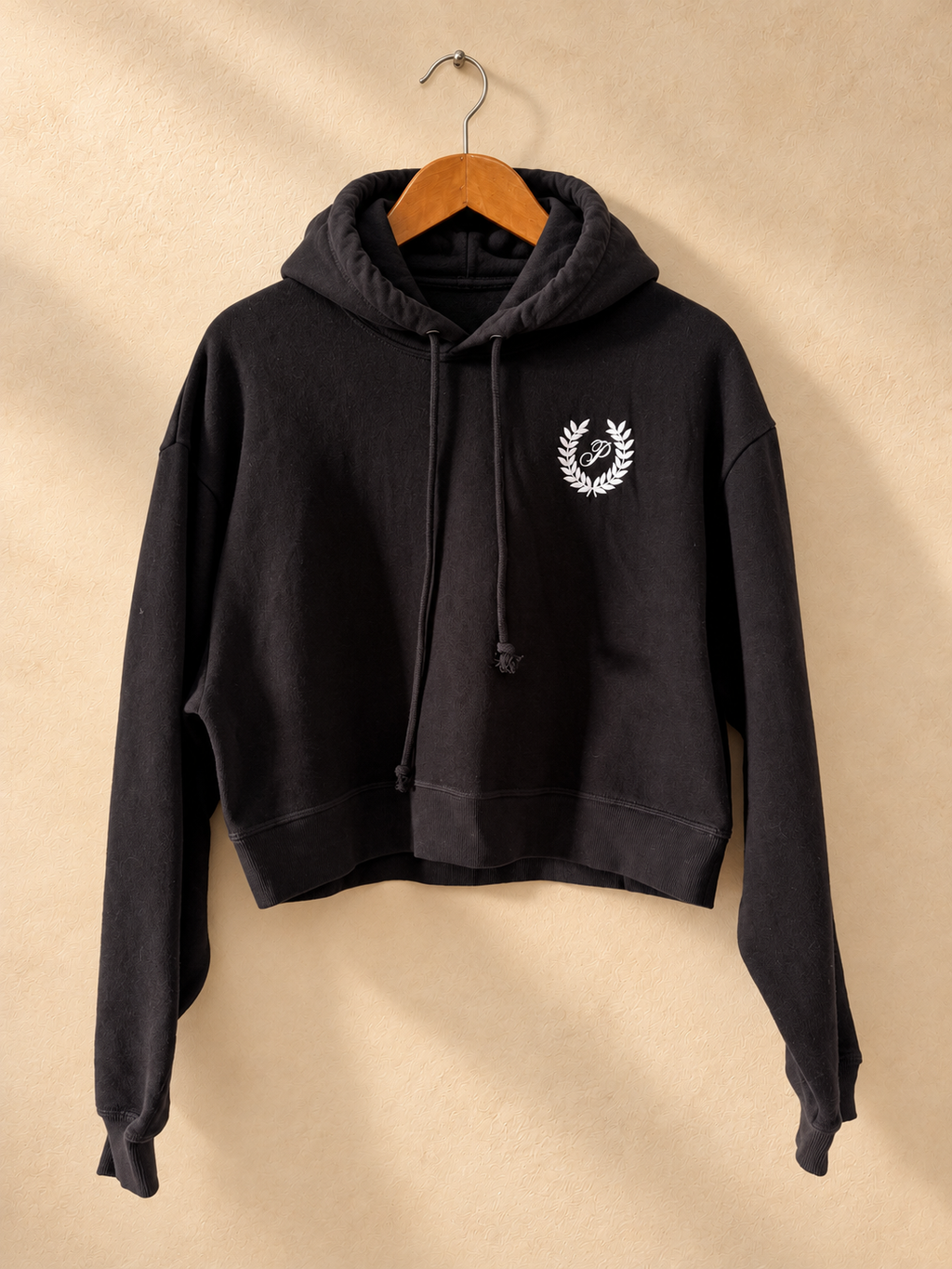 Buzo Negro Corto con Capucha y Emblema, frente
