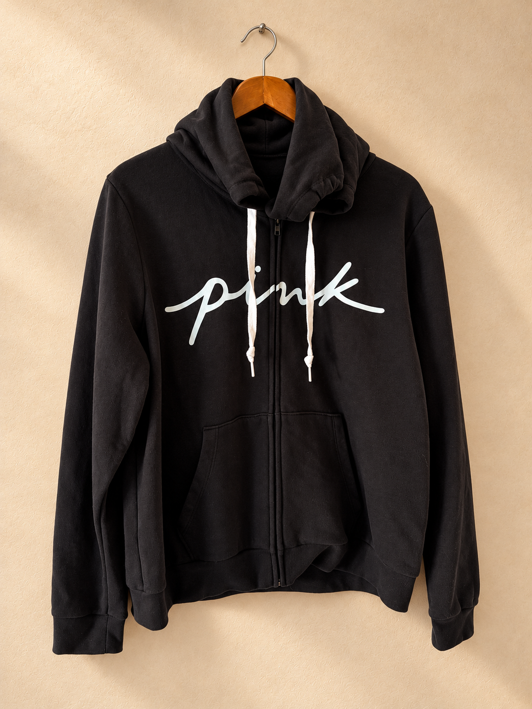 Buzo PINK Negro con Cierre y Laurel en la Espalda, frente