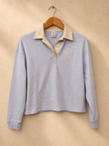Polo PINK Celeste con Cuello Beige y Escudo, frente