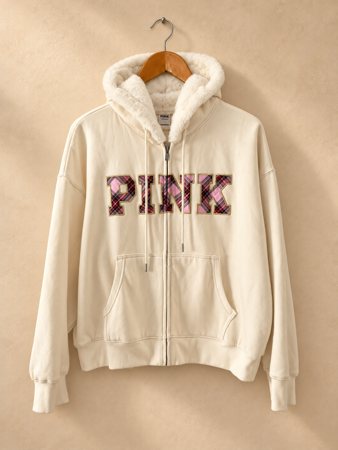 Buzo PINK Marfil con Capucha de Peluche y Logo Escocés, frente