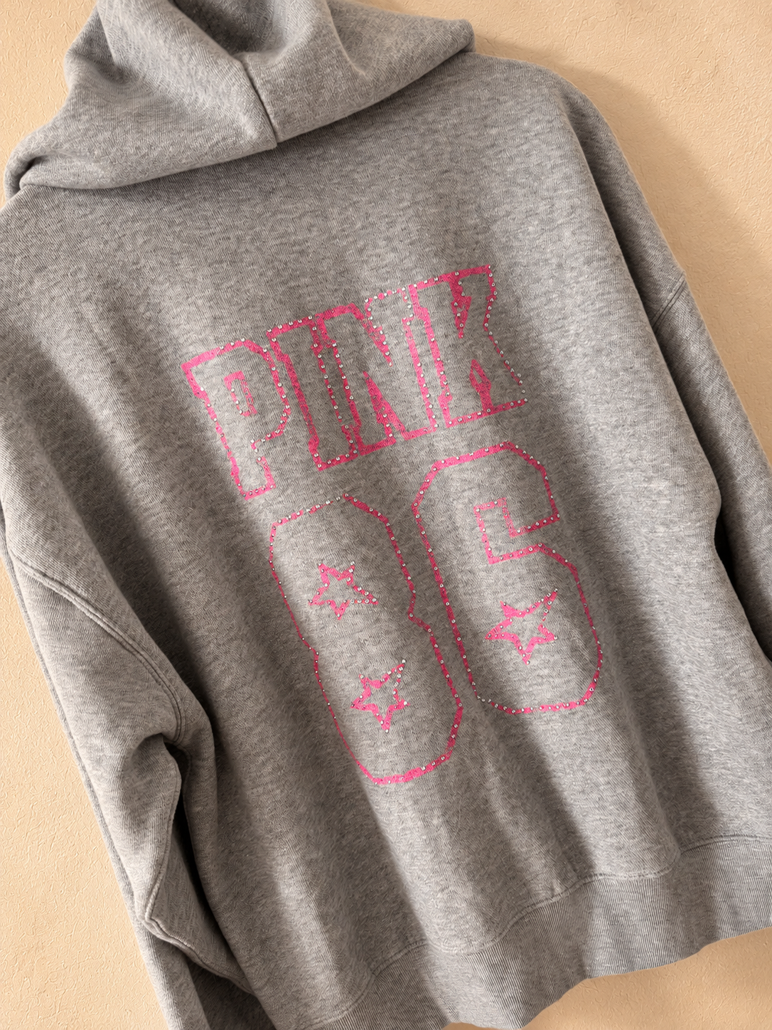Buzo PINK Gris con Cierre y Estampa 86, detalle del dorso
