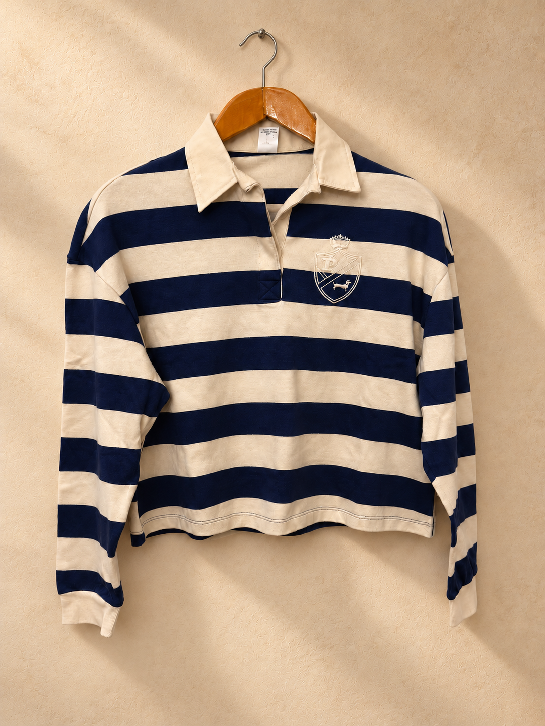 Polo Rayado Azul Marino y Marfil con Escudo, frente