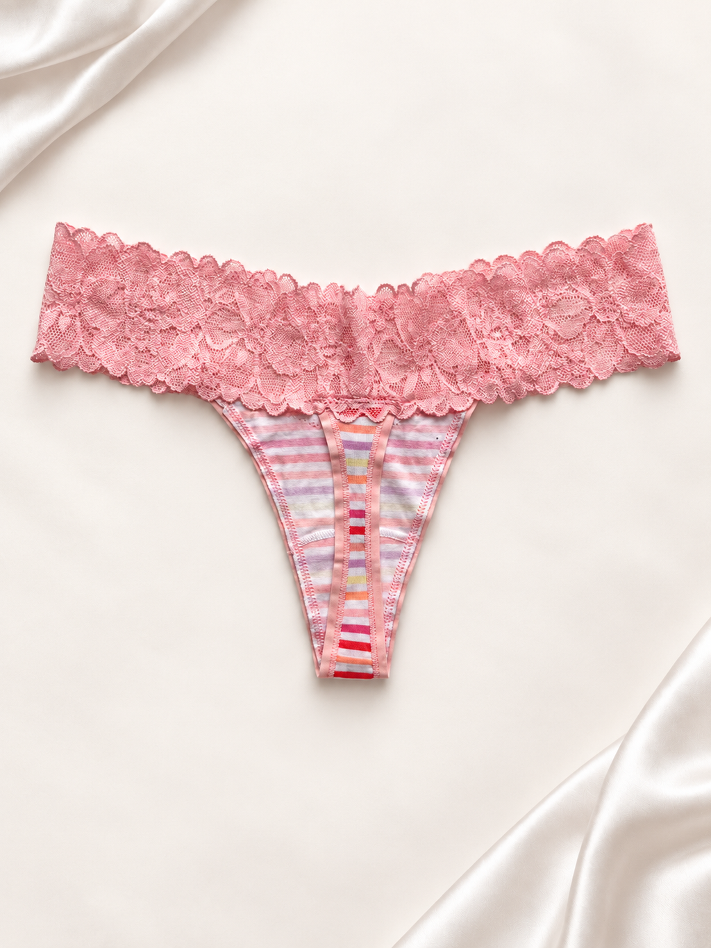 Panti rosa a rayas con cintura de encaje, vista frente