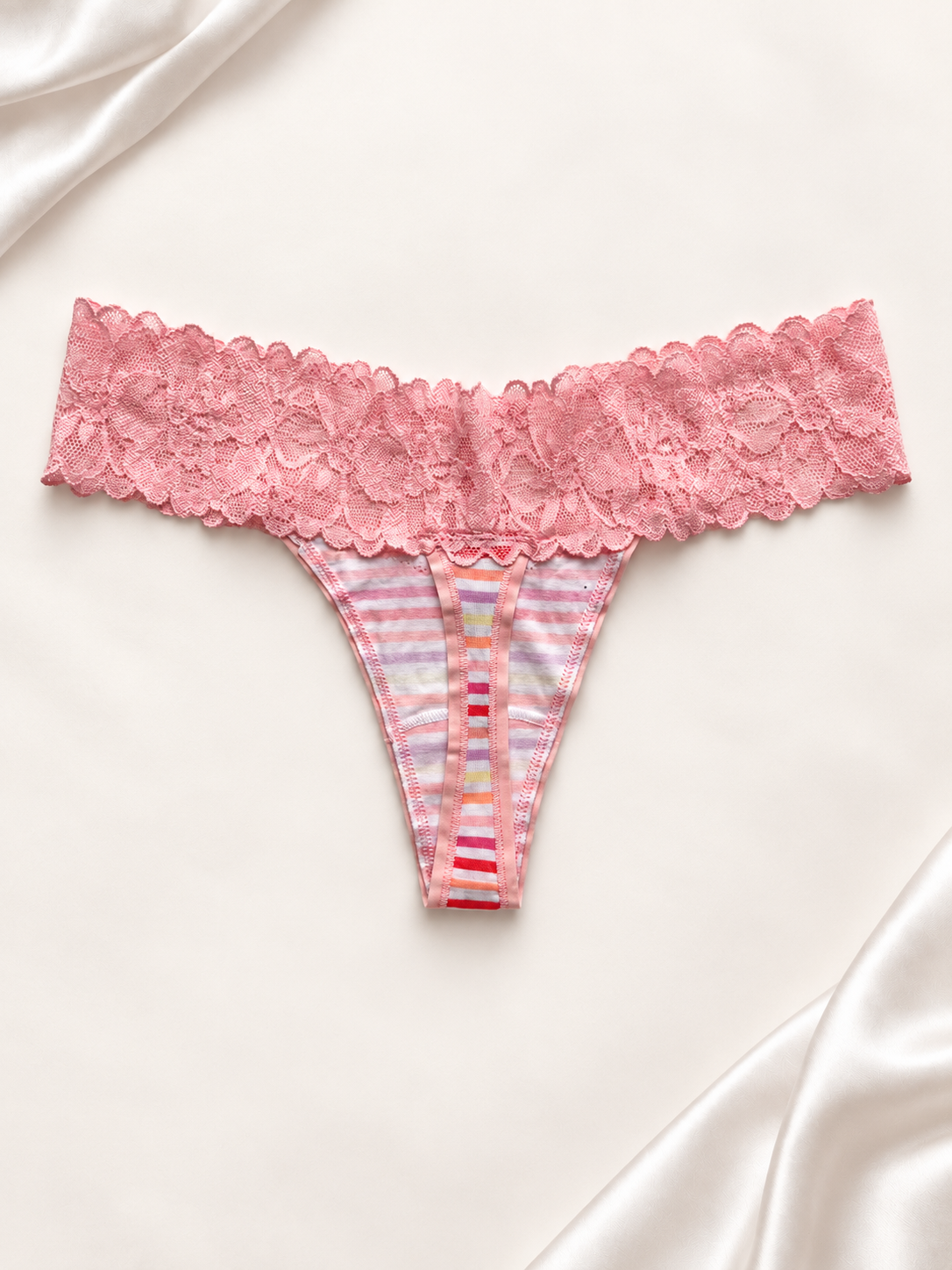 Panti rosa a rayas con cintura de encaje, vista frente