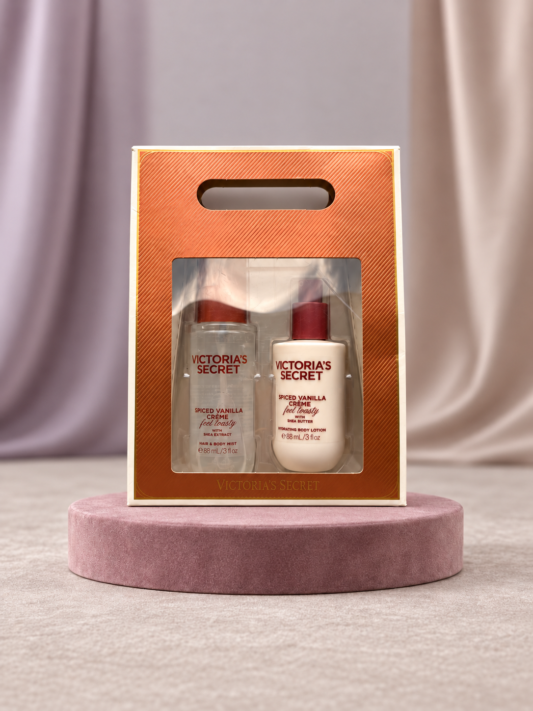 Set Victoria's Secret Spiced Vanilla Crème sobre pedestal rosa, 1086 × 1448