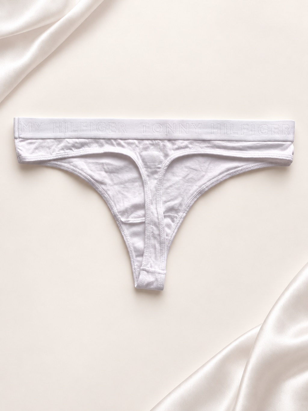 Panti blanco con cintura grabada, vista dorso